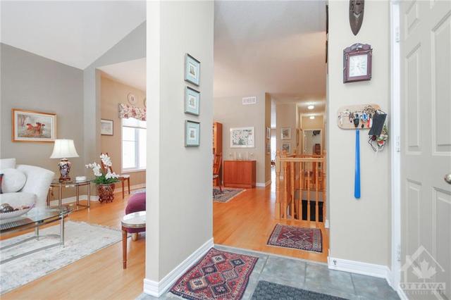 27 Upwood Street, House detached with 3 bedrooms, 3 bathrooms and 3 parking in Ottawa ON | Image 3