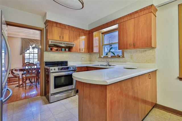 19 Silverthorne Bush Dr, House detached with 5 bedrooms, 3 bathrooms and 6 parking in Toronto ON | Image 5