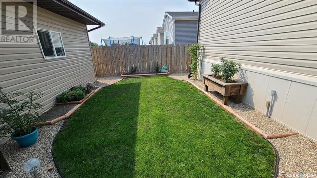 202 Brownlee Street, Home with 3 bedrooms, 2 bathrooms and null parking in Weyburn SK | Image 41