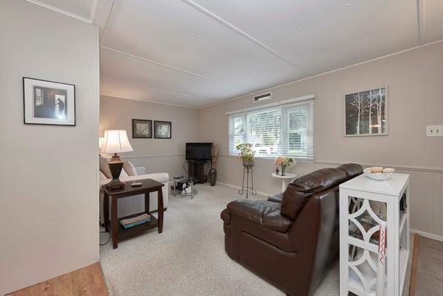 4 Flora Dr, House detached with 2 bedrooms, 1 bathrooms and 2 parking in Innisfil ON | Image 3