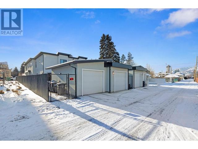 1068 Lawson Avenue, House attached with 4 bedrooms, 2 bathrooms and 1 parking in Kelowna BC | Image 34