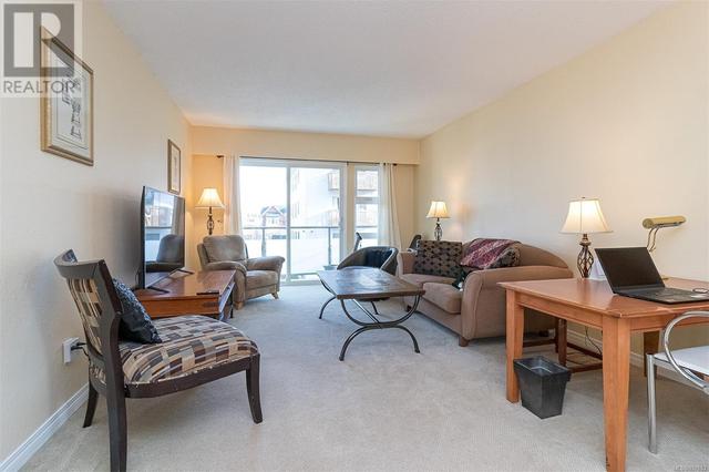 203 - 1537 Morrison St, Condo with 2 bedrooms, 1 bathrooms and 1 parking in Victoria BC | Image 3