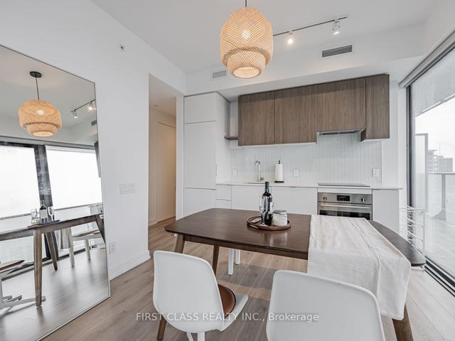 2704 - 161 Roehampton Ave, Condo with 2 bedrooms, 2 bathrooms and 1 parking in Toronto ON | Image 4