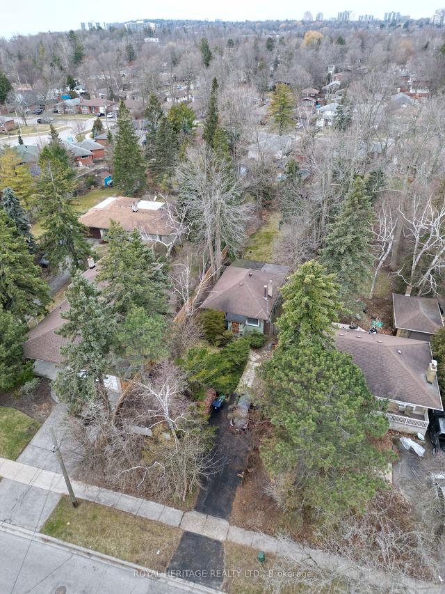 22 Poplar Rd S, House detached with 2 bedrooms, 1 bathrooms and 3 parking in Toronto ON | Image 2