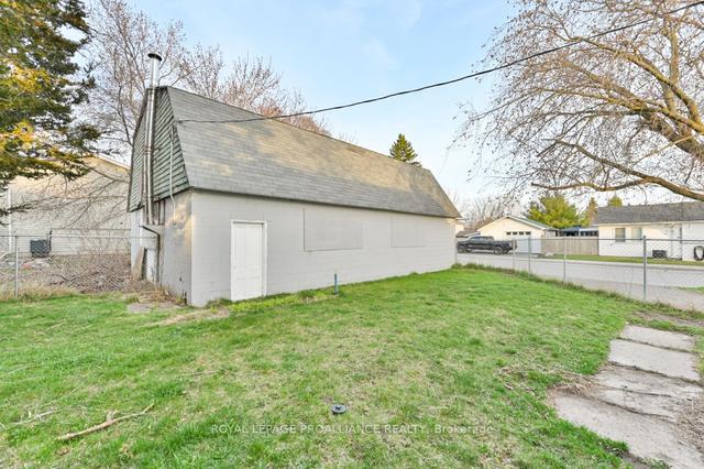 119 Centre St, House detached with 2 bedrooms, 1 bathrooms and 13 parking in Belleville ON | Image 10