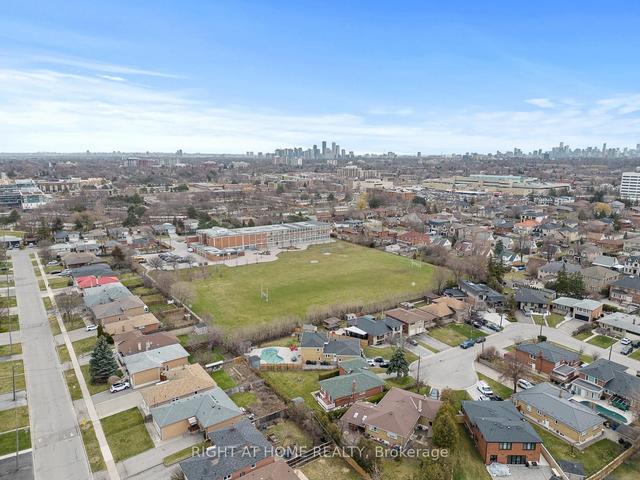 29 Krieger Cres, House detached with 3 bedrooms, 3 bathrooms and 3 parking in Toronto ON | Image 21