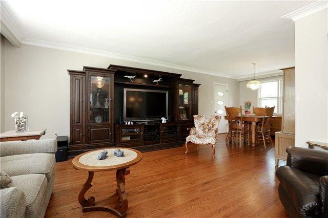 2060 Rebecca St, House detached with 4 bedrooms, 2 bathrooms and 8 parking in Oakville ON | Image 2