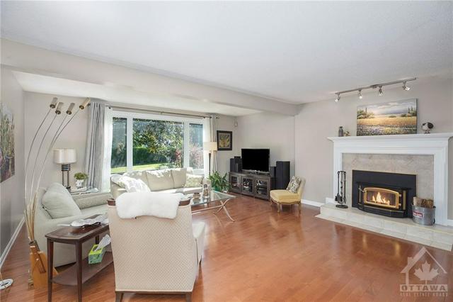 30 Dickson Street, House detached with 3 bedrooms, 3 bathrooms and 3 parking in Ottawa ON | Image 3