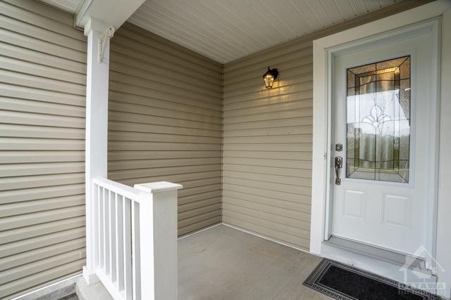 1618 Varennes Boulevard, Townhouse with 3 bedrooms, 2 bathrooms and 3 parking in Ottawa ON | Image 2