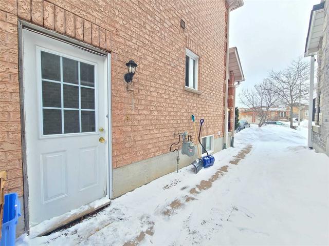 34 Violet St, House attached with 3 bedrooms, 4 bathrooms and 5 parking in Barrie ON | Image 8