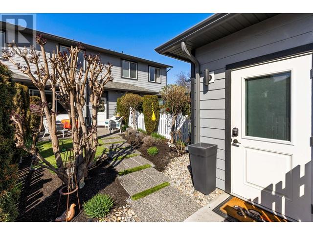 987 Laurier Avenue, House attached with 2 bedrooms, 3 bathrooms and 1 parking in Kelowna BC | Image 48