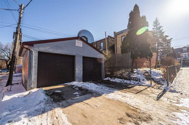 1100 Dundas St W, House semidetached with 6 bedrooms, 2 bathrooms and 4 parking in Toronto ON | Image 14