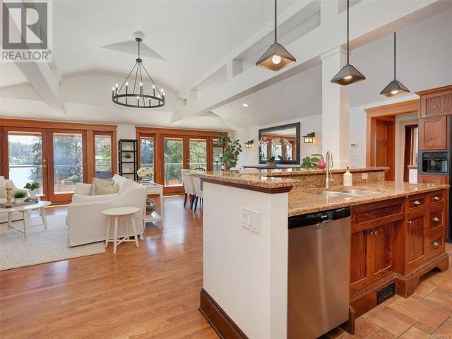 4817 Prospect Lake Rd, House detached with 2 bedrooms, 3 bathrooms and 2 parking in Saanich BC | Image 3
