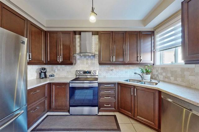 42 Foxhunt Dr, House detached with 3 bedrooms, 3 bathrooms and 5 parking in Vaughan ON | Image 3