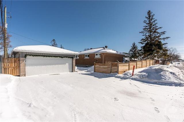 727 Pleasant Park Road, House detached with 4 bedrooms, 2 bathrooms and 4 parking in Ottawa ON | Image 6