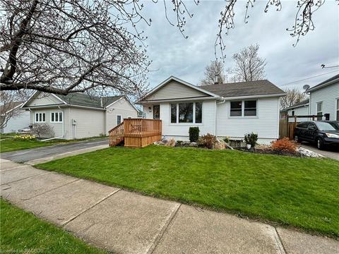 178 Britannia Road W, House detached with 3 bedrooms, 2 bathrooms and 5 parking in Goderich ON | Card Image