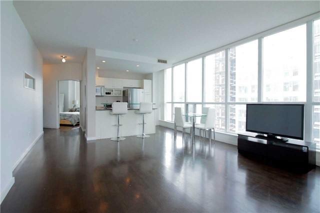 3202 - 8 York St, Condo with 2 bedrooms, 2 bathrooms and 1 parking in Toronto ON | Image 4