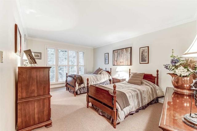 5 Woodvalley Dr, House detached with 3 bedrooms, 3 bathrooms and 5 parking in Toronto ON | Image 2