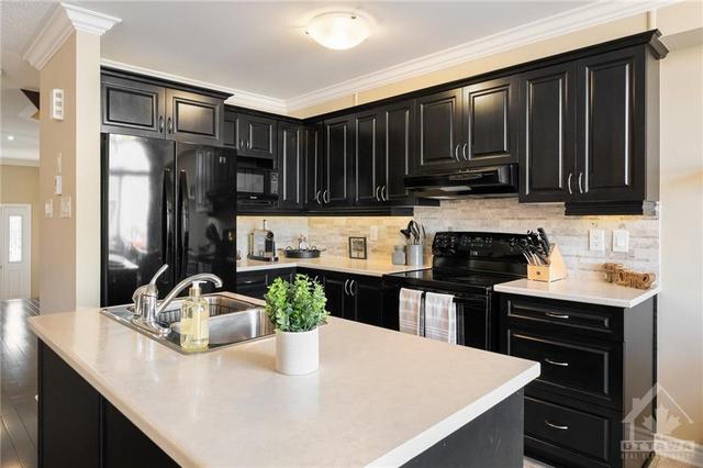 161 Lerta Way, Townhouse with 3 bedrooms, 3 bathrooms and 3 parking in Ottawa ON | Image 11