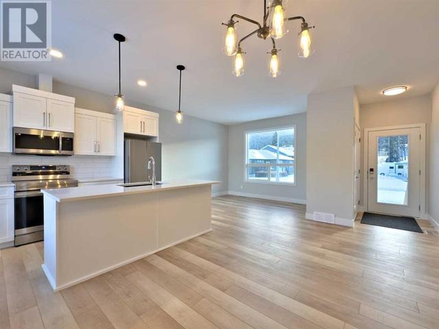 11311 19 Avenue, House detached with 4 bedrooms, 3 bathrooms and 3 parking in Crowsnest Pass AB | Image 7