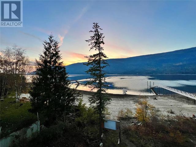 8546 97a Highway, House detached with 5 bedrooms, 3 bathrooms and 5 parking in North Okanagan F BC | Image 4