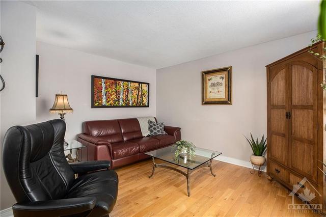 254 Woodfield Drive, Townhouse with 3 bedrooms, 2 bathrooms and 1 parking in Ottawa ON | Image 5
