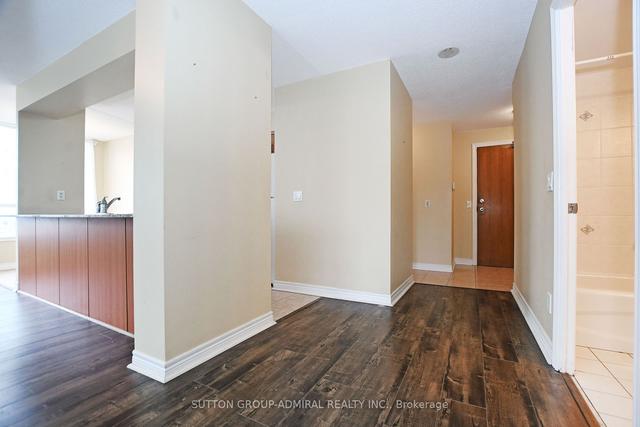 405 - 50 Disera Dr, Condo with 2 bedrooms, 2 bathrooms and 1 parking in Vaughan ON | Image 8