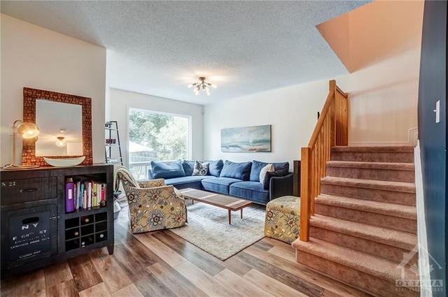 244 Stoneway Drive, Townhouse with 3 bedrooms, 2 bathrooms and 3 parking in Ottawa ON | Image 5