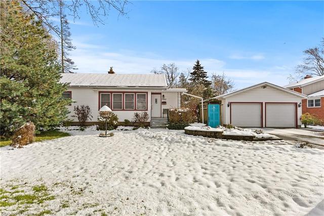 7962 Booth Street, House detached with 2 bedrooms, 2 bathrooms and 8 parking in Niagara Falls ON | Image 2