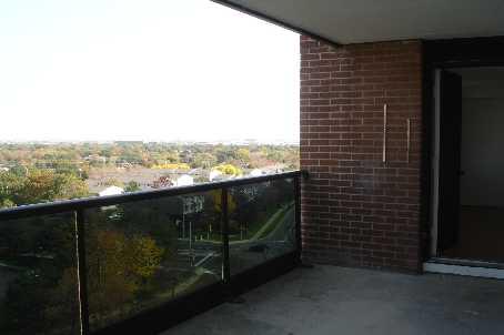 1012 - 4 Lisa St, Condo with 3 bedrooms, 2 bathrooms and 1 parking in Brampton ON | Image 8
