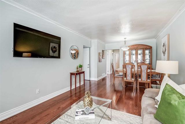 8 Chateau Crt, House semidetached with 3 bedrooms, 2 bathrooms and 7 parking in Toronto ON | Image 23