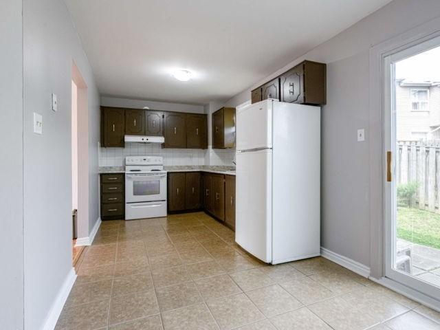 77 Morley Cres, Townhouse with 3 bedrooms, 2 bathrooms and 1 parking in Brampton ON | Image 6