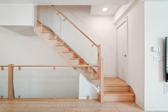 221 Duplex Ave, Townhouse with 3 bedrooms, 4 bathrooms and 2 parking in Toronto ON | Image 5