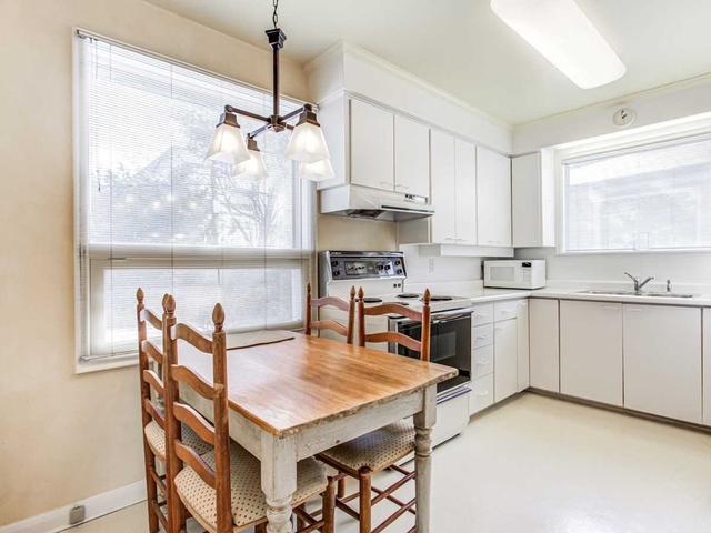 19 Canary Cres, House detached with 3 bedrooms, 2 bathrooms and 6 parking in Toronto ON | Image 12