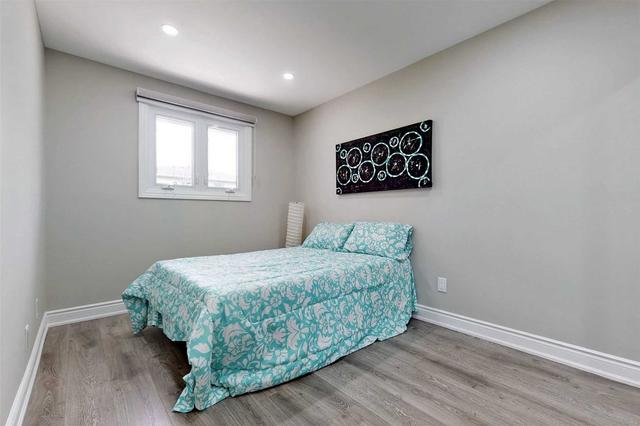 3317 Strabane Dr, House semidetached with 3 bedrooms, 4 bathrooms and 5 parking in Mississauga ON | Image 14