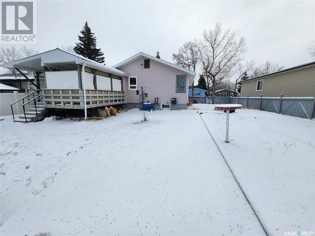 526 Main Street, House detached with 3 bedrooms, 2 bathrooms and null parking in Radville SK | Image 44