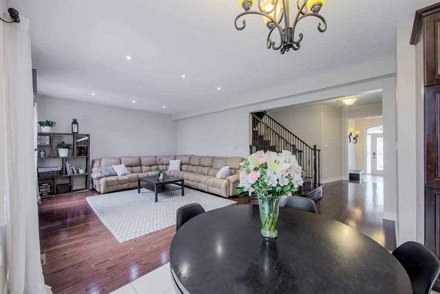 33 Sisley Cres, House detached with 4 bedrooms, 4 bathrooms and 6 parking in Vaughan ON | Image 5
