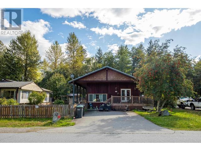 33 Bracken Parkway, House detached with 4 bedrooms, 2 bathrooms and 4 parking in Squamish BC | Image 1