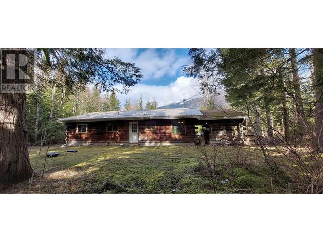 2637 Gibbs Road, House detached with 3 bedrooms, 1 bathrooms and null parking in Central Coast C BC | Image 1