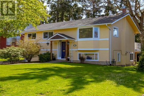1865 Elmhurst Pl, House detached with 5 bedrooms, 2 bathrooms and 1 parking in Saanich BC | Card Image