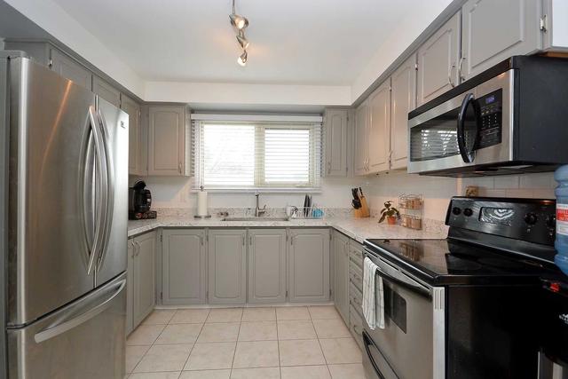 27 Newlyn Cres, House semidetached with 3 bedrooms, 2 bathrooms and 4 parking in Brampton ON | Image 5