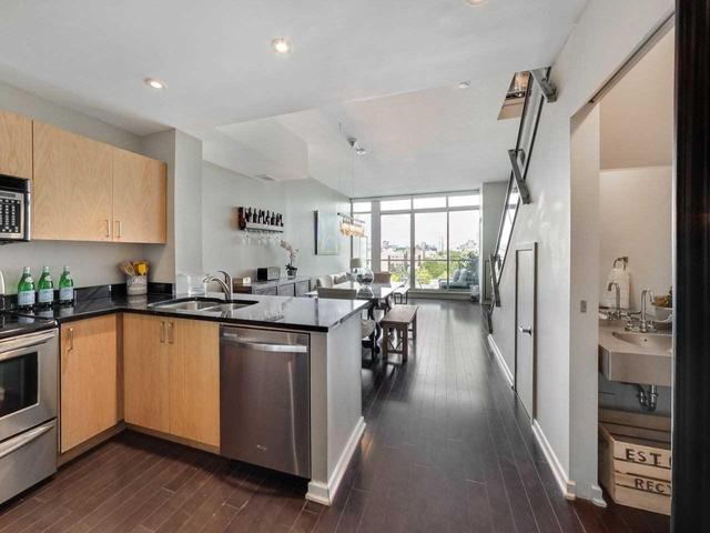 922 - 388 Richmond St W, Condo with 2 bedrooms, 2 bathrooms and 0 parking in Toronto ON | Image 2