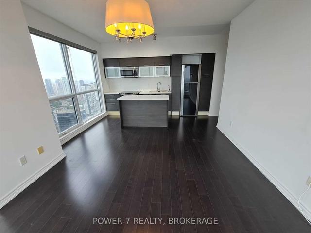 4715 - 386 Yonge St, Condo with 2 bedrooms, 2 bathrooms and 1 parking in Toronto ON | Image 4