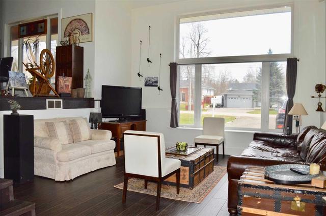 1036 Gilmore Ave, House detached with 3 bedrooms, 1 bathrooms and 6 parking in Innisfil ON | Image 7