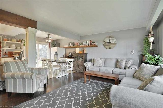 8750 Mansewood Tr, House detached with 3 bedrooms, 2 bathrooms and 8 parking in Milton ON | Image 2