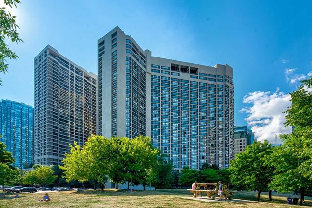 2413 - 33 Harbour Sq, Condo with 1 bedrooms, 1 bathrooms and 1 parking in Toronto ON | Image 1