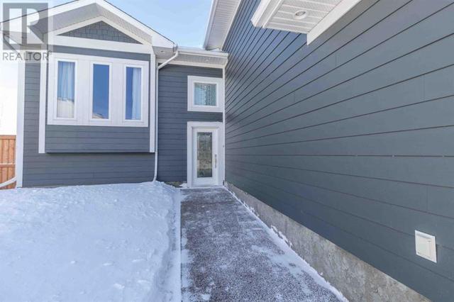2921 8a Avenue, House detached with 6 bedrooms, 3 bathrooms and 4 parking in Wainwright AB | Image 2