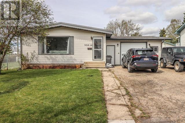 9426 112 Avenue, House detached with 3 bedrooms, 2 bathrooms and 3 parking in Grande Prairie AB | Card Image