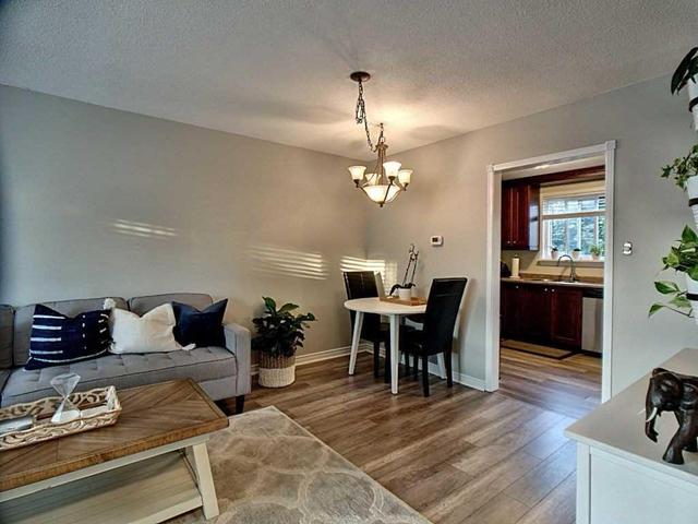 55 Guildford Cres, Townhouse with 3 bedrooms, 2 bathrooms and 1 parking in Brampton ON | Image 2