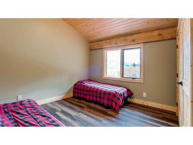 682 Lower Inonoaklin Rd, House detached with 3 bedrooms, 3 bathrooms and 10 parking in Central Kootenay K BC | Image 30